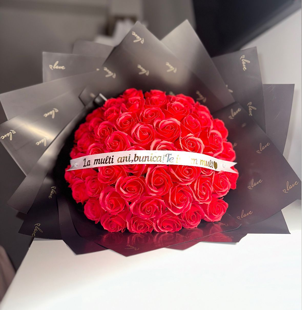 buchete de flori, flori premium, florărie online, livrare flori, aranjamente florale, buchete elegante, cadouri memorabile, flori pentru aniversare, flori pentru zi de naștere, flori pentru iubită, trandafiri premium, buchete personalizate, flori pentru evenimente, flori pentru Valentine’s Day, flori pentru 8 Martie, aranjamente florale moderne, flori cu livrare rapidă, cadouri romantice, cutii cu flori, buchete rafinate