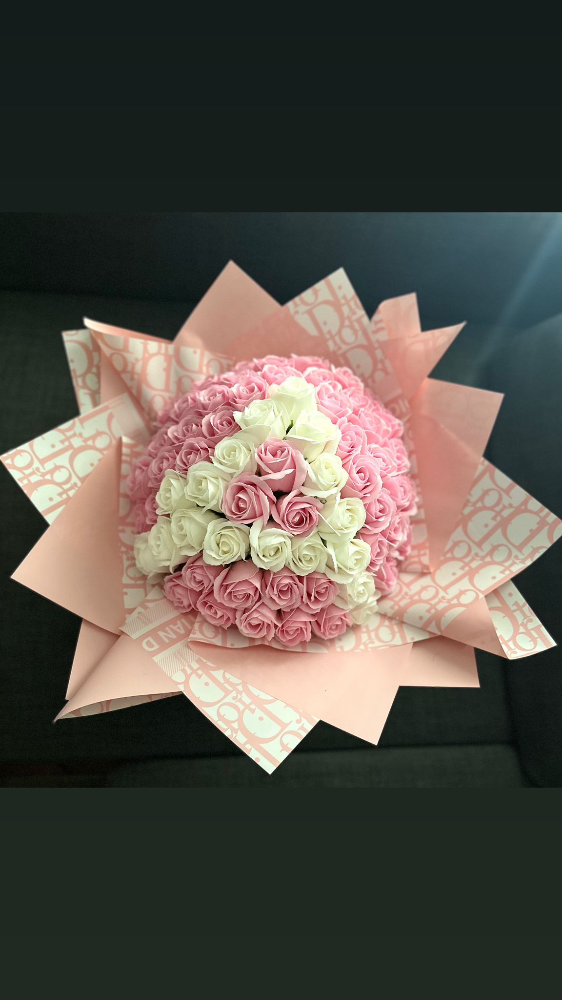 buchete de flori, flori premium, florărie online, livrare flori, aranjamente florale, buchete elegante, cadouri memorabile, flori pentru aniversare, flori pentru zi de naștere, flori pentru iubită, trandafiri premium, buchete personalizate, flori pentru evenimente, flori pentru Valentine’s Day, flori pentru 8 Martie, aranjamente florale moderne, flori cu livrare rapidă, cadouri romantice, cutii cu flori, buchete rafinate